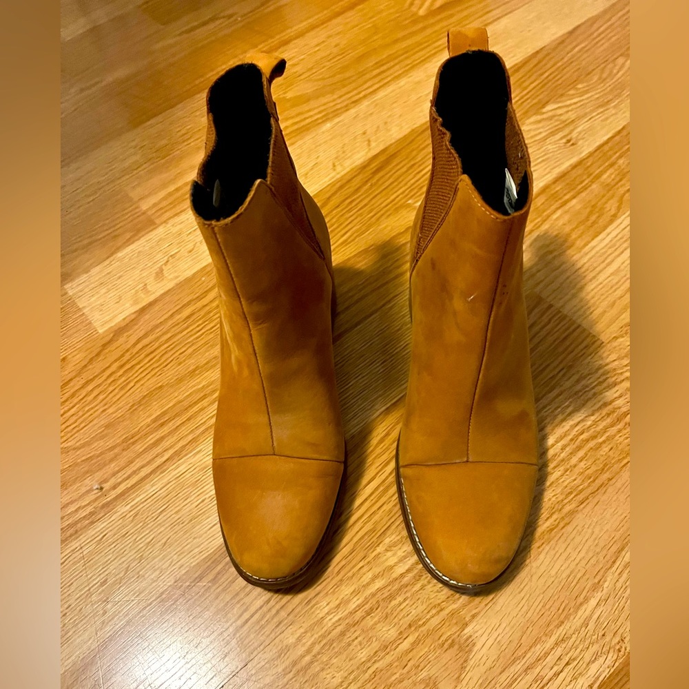 Toms size 7 women’s boots with heel. Tan colour